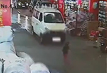 У Китаї два водія здійснили жорстокий наїзд на дитину. Люди просто проходили не звертаючи уваги