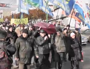 Чернобыльцы с пустым гробом перекрыли центральную улицу Донецка