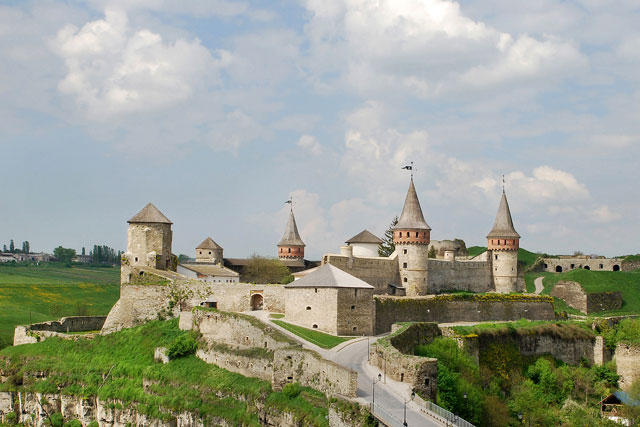 Загальний вид на замок у Кам'янці-Подільському. Фото: Simm / commons.wikimedia.org