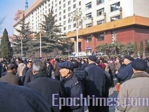 2000 ветеранов протестовали в китайской провинции Шаньси