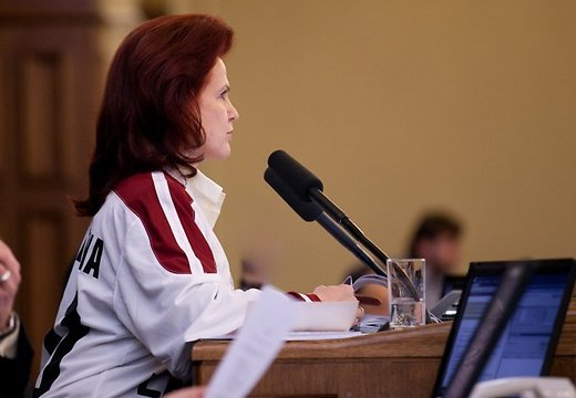 Голова парламенту Латвії прийшла на засідання у хокейній формі