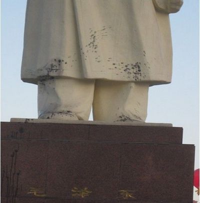 Памятник Мао Цзэдуну в Китае облили краской