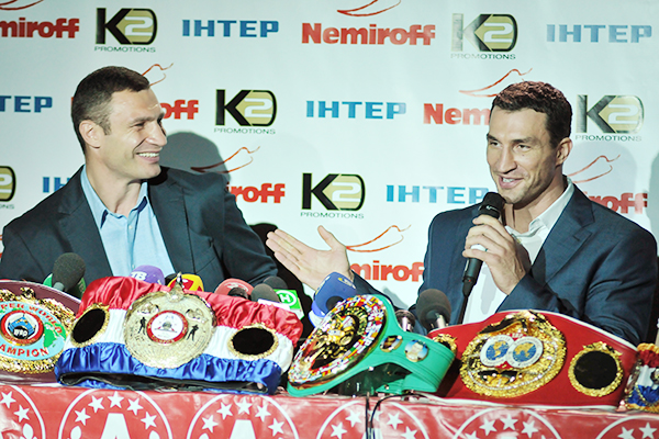 Володимир і Віталій Кличко показали в Києві  всі чемпіонські пояси