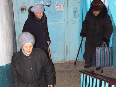 В Мариуполе стариков 9-этажного дома отрезали от мира