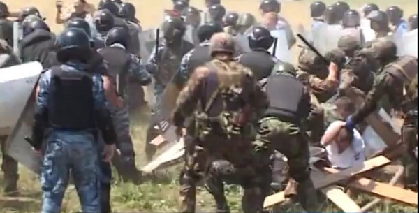 В Крыму из-за Креста произошло кровавое столкновение православных казаков с отрядами спецназа