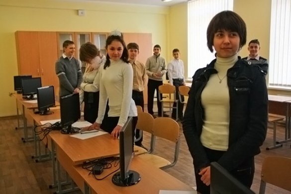 Для Могильова в Криму влаштували показуху: дітей посадили за монітори без комп’ютерів