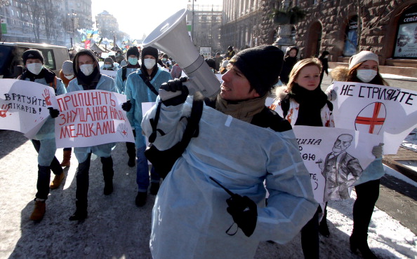Вже 27 лікарів-волонтерів постраждали на Грушевського