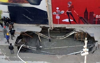 Провал и странные кольца на небе в Южном Китае