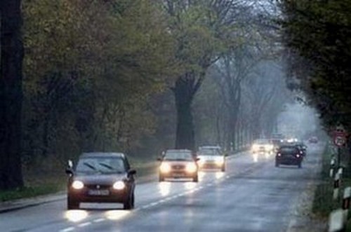 За містом цілодобово їздитимуть з увімкненими фарами