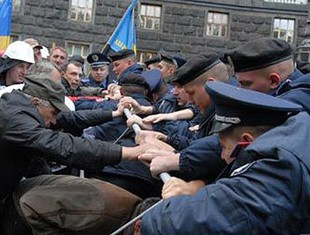 Возле кабинета министров шахтеры пытались снести забор