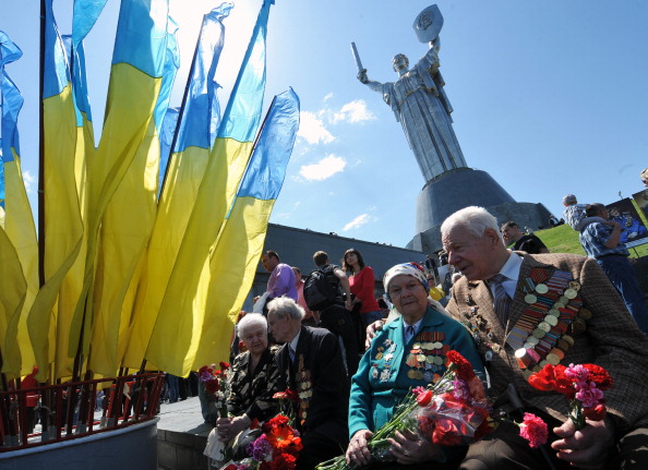 Янукович: З 1 травня збільшать пенсії учасникам війни