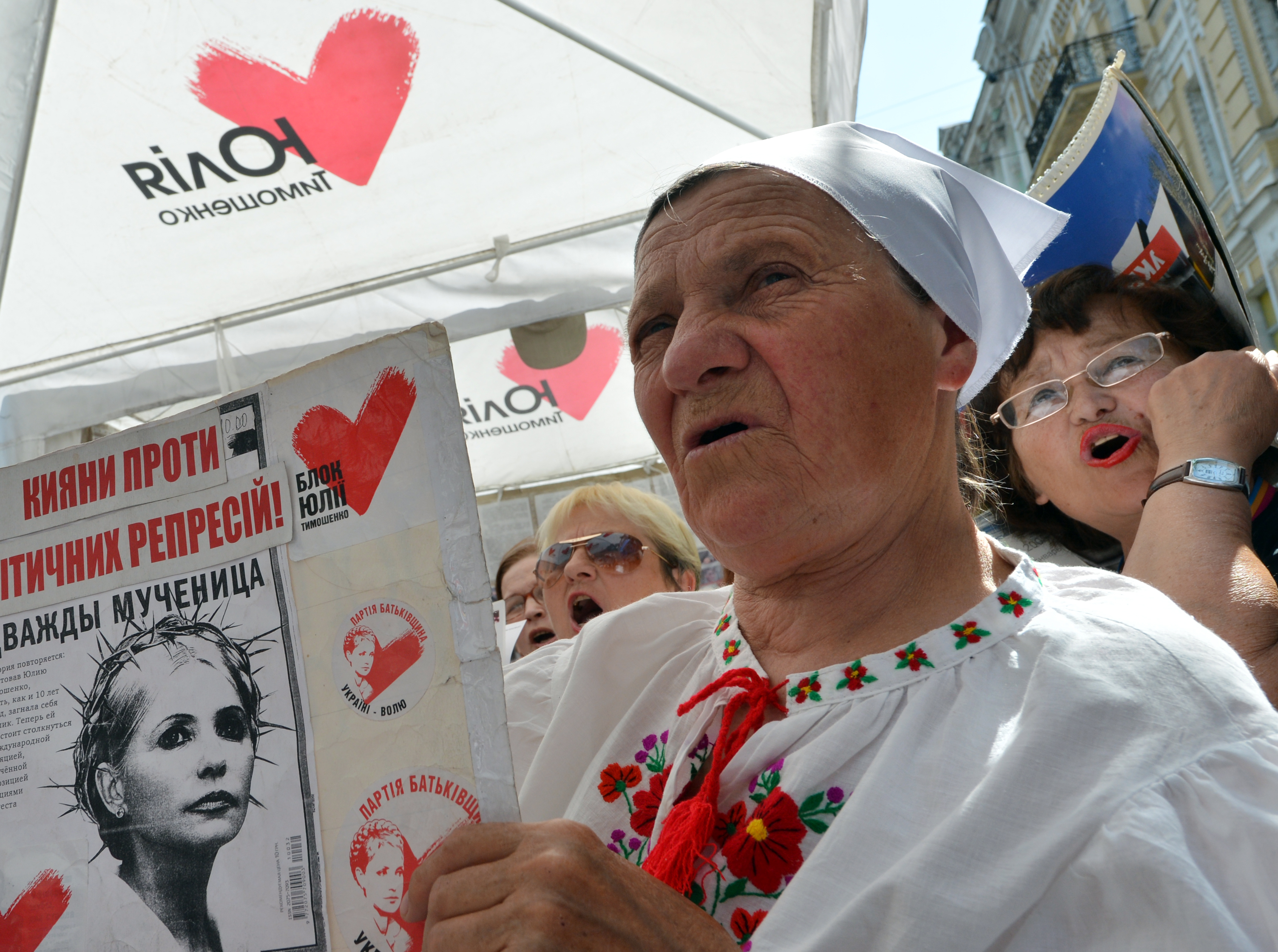 Под судом в Харькове митингуют сторонники и противники Тимошенко
