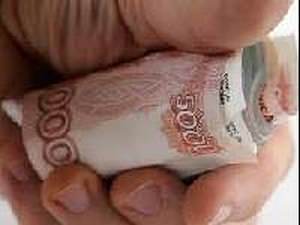 У Росії співробітник МНС на очах свідків засунув у рота весь свій хабар та з’їв