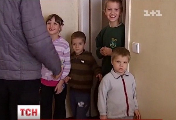 Діти-мауглі зможуть жити з батьком у будинку