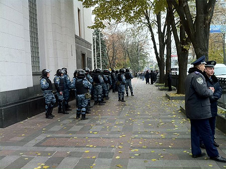 Возле Верховной Рады снова ломают забор