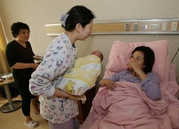 ВОЗ: Китай стоит на первом месте в мире по уровню кесаревых сечений
