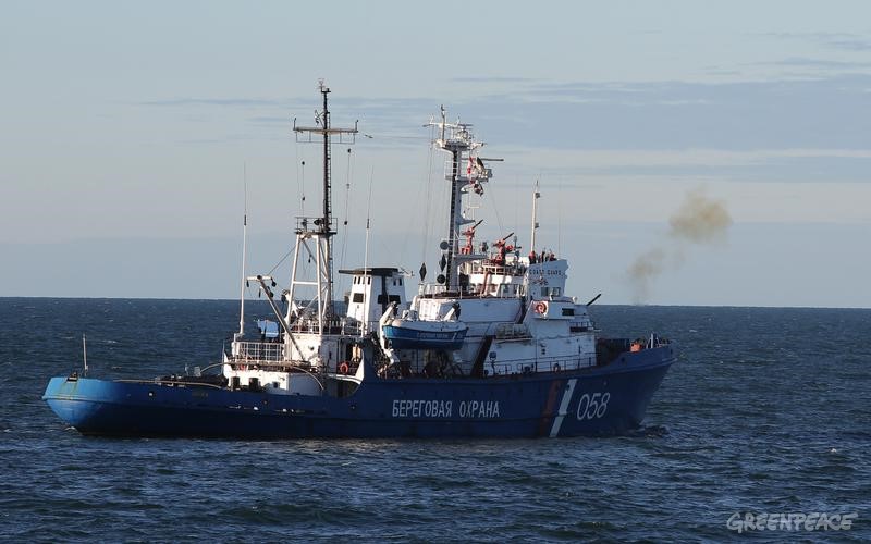 Російські прикордонники відкрили попереджувальний вогонь проти акції Грінпіс