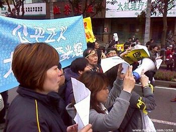 Тысячи китайских пользователей интернета протестуют против «несправедливого суда». Фотообзор
