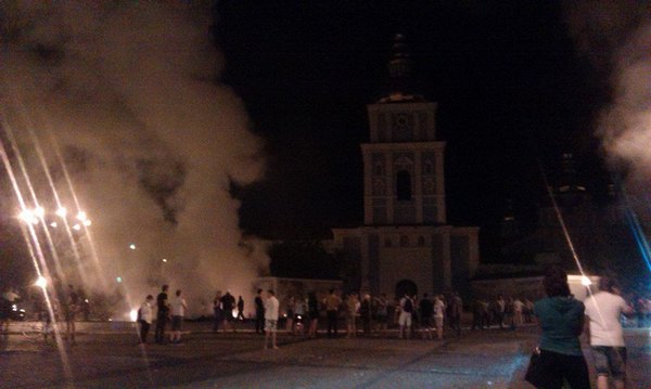 На Михайловской площади в Киеве ночью горели палатки