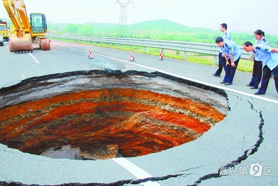 Огромный провал образовался на трассе в юго-восточном Китае. Фото