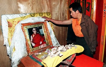 Фотографии Далай-ламы раздают тибетцам представители китайских властей. Возможно, это очередной подвох компартии