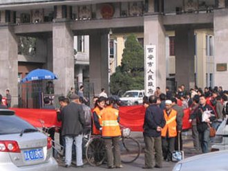 Китайцы протестуют против того, что власти произвольно сносят их жилища. Фото