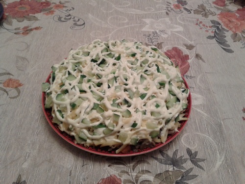 Салат из ветчины, курицы, грибов, овощей и сыра (рецепт)