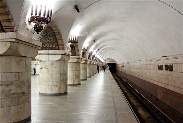 На отрезке красной линии киевского метро остановились поезда
