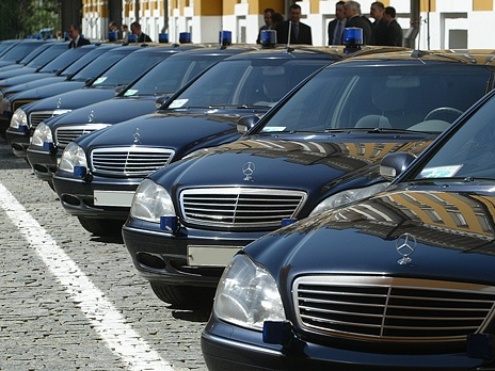 Яценюк выставит на открытые торги 1500 служебных автомобилей