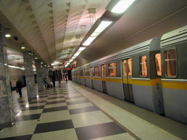 Пассажиры московского метрополитена час просидели в подземке