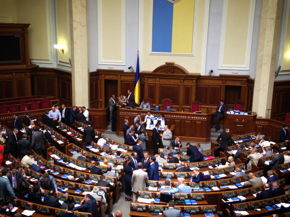 Оппозиция сложила на трибуну экземпляры ежегодного послания Президента