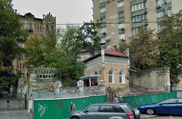 В Киеве может рухнуть старинный «замок»