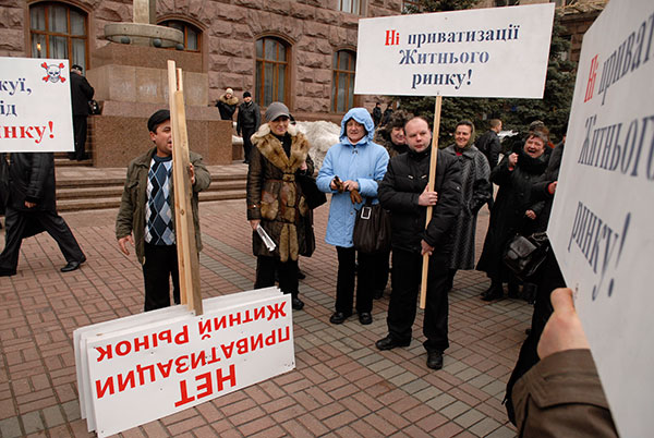 Протест предпринимателей:  торговцы пытались накормить мэрию  утятиной. Фоторепортаж