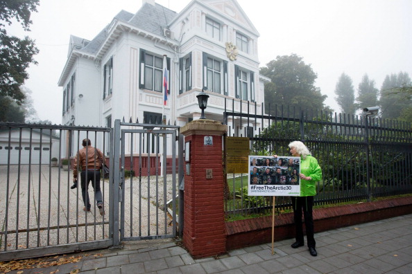 Российские СМИ вышли без фотографий, поддержав арестованного фоторепортёра