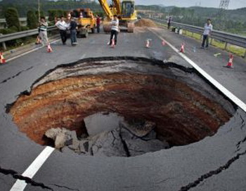 Многочисленные провалы в земле вызывают панику у китайцев. Фотообзор