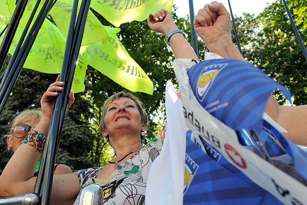Біля Верховної Ради України почалася багатотисячна акція протесту «Вперед!»