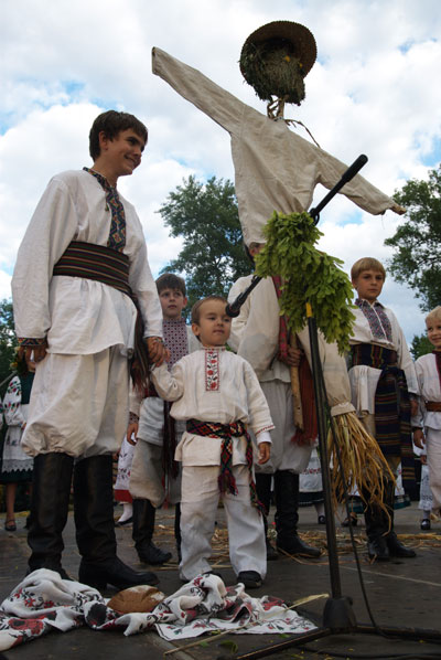 Праздник Ивана Купала провели на берегу Днепра в Киеве (фотообзор)