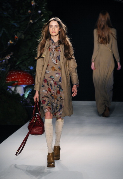 Показ коллекции сумок Mulberry на Неделе моды в Лондоне