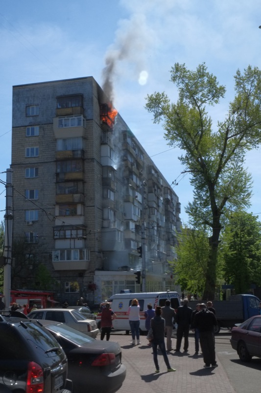 Киевские пожарные оперативно затушили возгорание в жилом доме