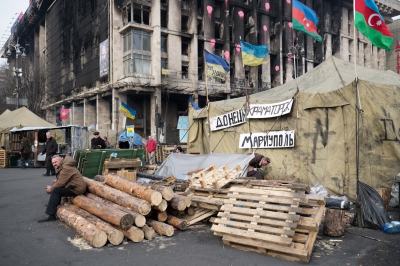 Огромный флаг в поддержку Крыма развернули на Майдане
