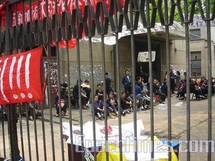 Несколько тысяч рабочих двух заводов уже два дня проводят мирную забастовку (фото)