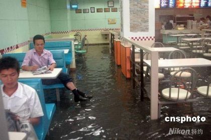 Сильна злива затопила деякі райони провінцій Гуандун і Гуансі (фотоогляд)