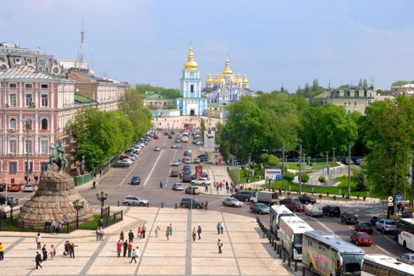 Парковку на Софийской площади в Киеве предлагается запретить