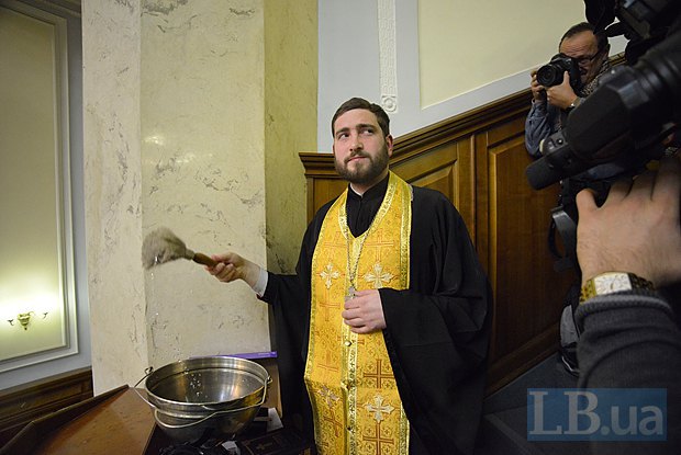 Места коммунистов в Раде «освятил» священник