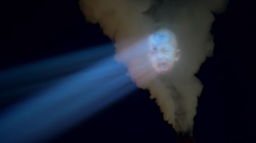 kitaiskiy-rebenok-plachet-proektsiya-na-dyme-trub-zavoda