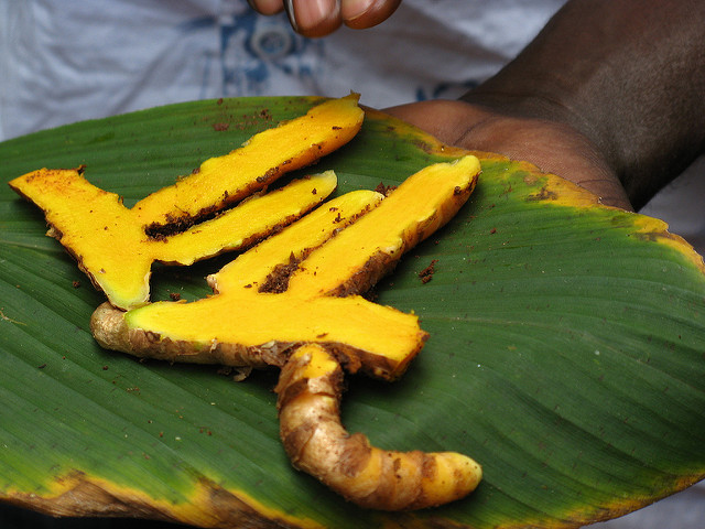 Куркума убивает бактерии, останавливает воспалительные процессы и отбеливает зубы. Фото: PROfiresika/flickr.com. Лицензия: creativecommons.org/licenses/by-nc-nd/2.0