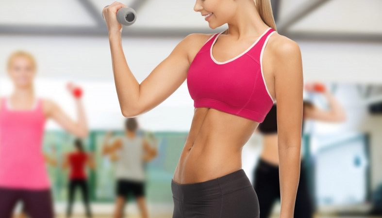 devushka-sport-fitnes-ganteli-6923