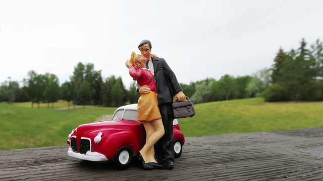 kissing-2414364_640