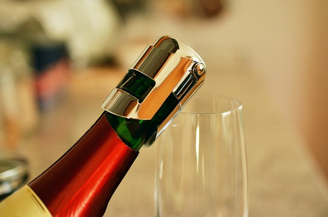 bottle-of-sparkling-wine-1938491_640