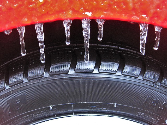 icicles-on-the-car-1124851_640